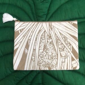 NWOT Manaola canvas zipper pouch large. Tan/white.